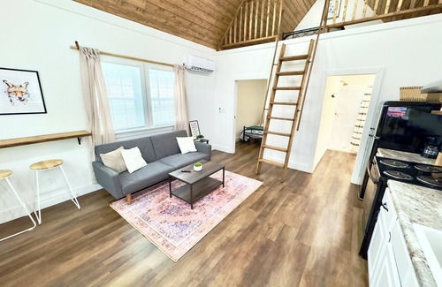 Albertville Casa | Coyote Tiny Luxury Cabin on Lake with Arcade