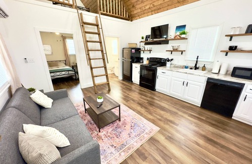 Albertville Casa | Coyote Tiny Luxury Cabin on Lake with Arcade