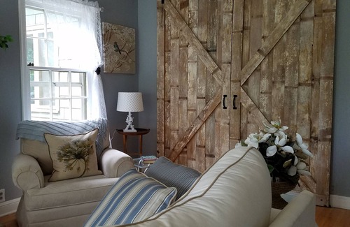 Northfield Cama Y Desayuno | Cozy 1-bedroom B&B with WIFI, AC in charming Northfield.