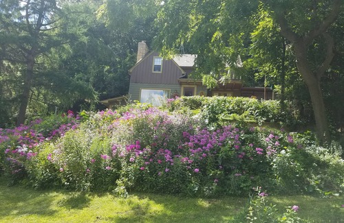 Northfield Cama Y Desayuno | Cozy 1-bedroom B&B with WIFI, AC in charming Northfield.