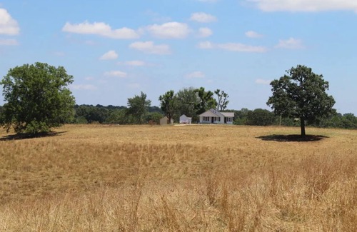 Carroll County Casa | Cozy 1920s Farmhouse in the Ozark hills