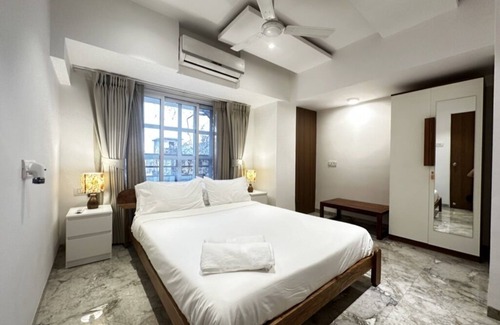 Dharavi Apartamento | Cozy 2.5 BHK in Khar West with Workspace