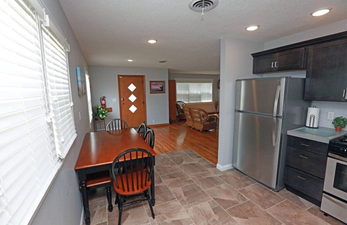 Celina Casa | Bellamente renovada casa de 2 dormitorios y 1 baño a poca distancia del lago