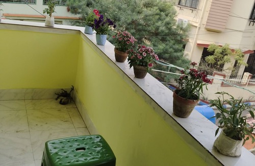Behala Apartamento | Cozy 2-bedroom apartment with WiFi, AC in enjoyable Kolkata