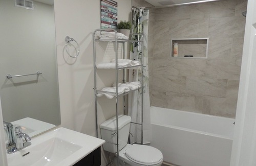 Winnipeg Casa | Cozy 2-Bedroom basement Suite with Private entrance South Winnipeg.