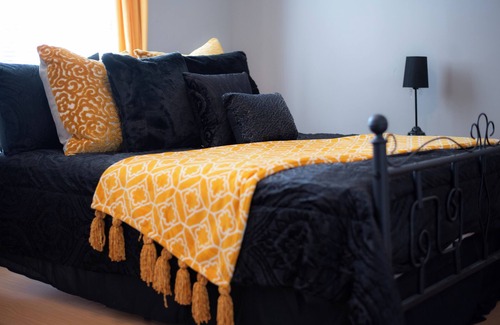 Holly Springs Casa | Cozy 2-bedroom building in serene Holly Springs with WIFI, AC and great decor.