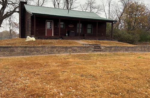 Big Stone City Cabina | Cozy 2-bedroom cabin with WiFi, AC in serene Big Stone City