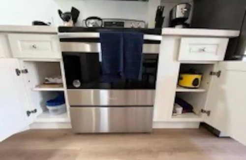 Rialto Casa | Cozy 2 bedroom home in Rialto with Mountain & Garden Views, near Downtown.