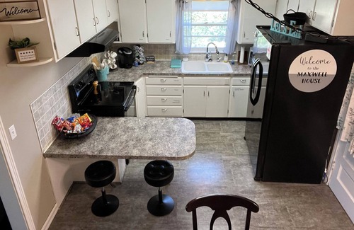 McPherson Casa | Cozy 2-bedroom home near McPherson College/park with HUGE yard- NO CLEANING FEES