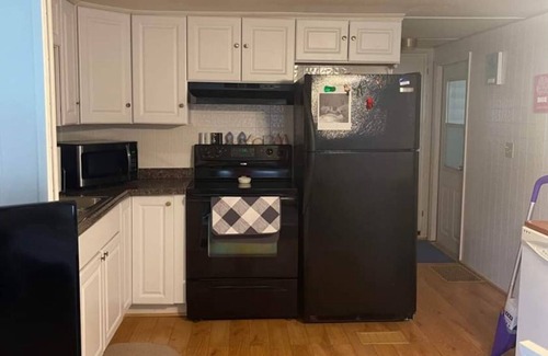 North Fort Myers Casa | Cozy 2-bedroom mobile home in N Fort Myers w/ AC. Located in 55 and older park.