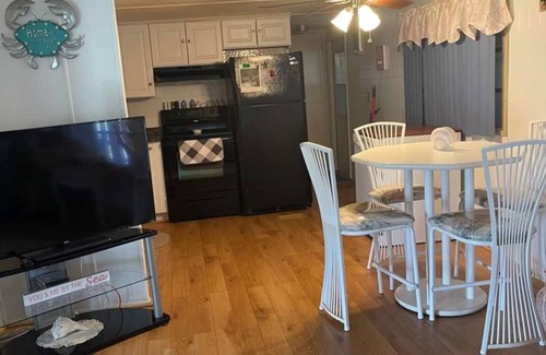 North Fort Myers Casa | Cozy 2-bedroom mobile home in N Fort Myers w/ AC. Located in 55 and older park.