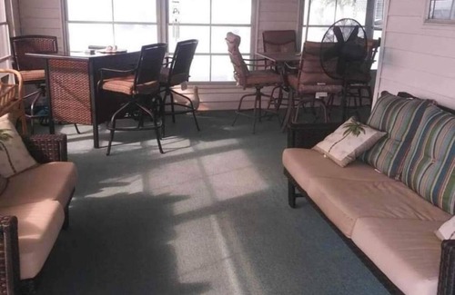 North Fort Myers Casa | Cozy 2-bedroom mobile home in N Fort Myers w/ AC. Located in 55 and older park.