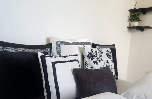 Aguadilla Pueblo Casa | Cozy 2-bedrooms guest house in adorable Aguadilla with a spectacular sea view.