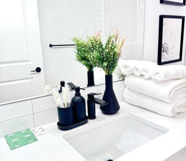 Calgary Apartamento | Cozy 2 BR Suite Self check-in I Free Park Pass