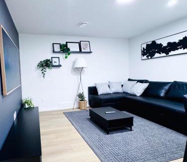 Calgary Apartamento | Cozy 2 BR Suite Self check-in I Free Park Pass