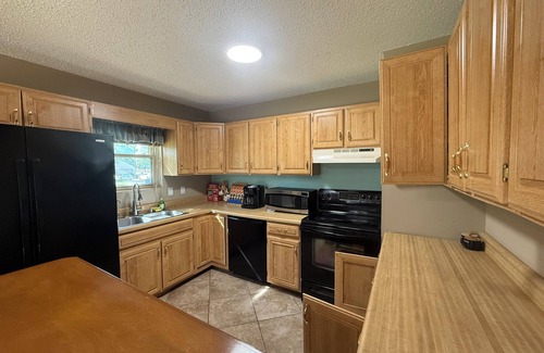 Wichita Casa | Cozy 2BR Main Floor Suite w/ Private Entrance and Huge Backyard Access