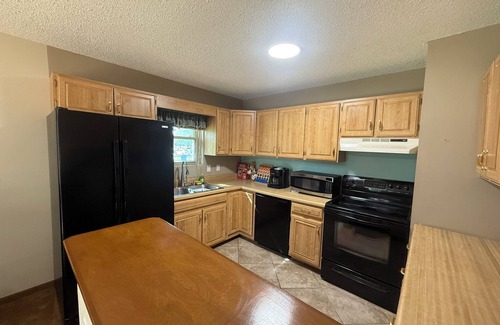 Wichita Casa | Cozy 2BR Main Floor Suite w/ Private Entrance and Huge Backyard Access