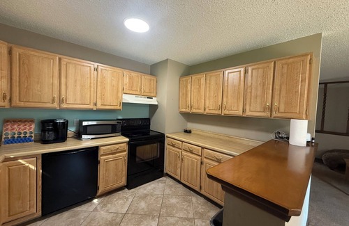 Wichita Casa | Cozy 2BR Main Floor Suite w/ Private Entrance and Huge Backyard Access