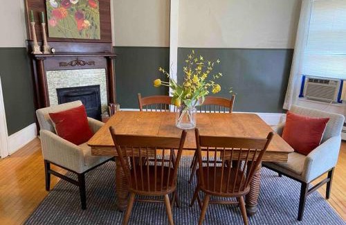 Green Bay Apartamento | Cozy 3 & 4 Bed Home 2 Blocks to Hospitals & Lambeau