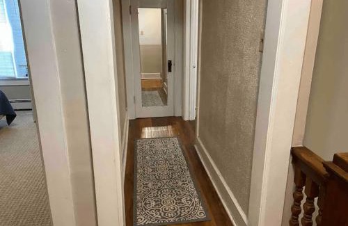 Green Bay Apartamento | Cozy 3 & 4 Bed Home 2 Blocks to Hospitals & Lambeau