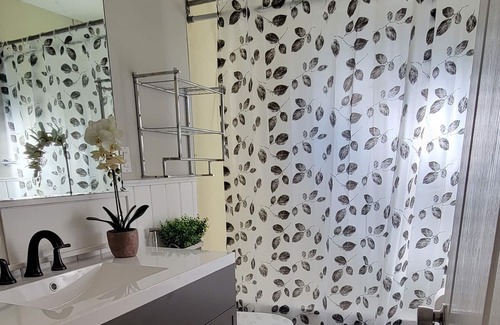 Omemee Cabaña | Cozy 3-bedroom cottage with hot tub & gaming room.