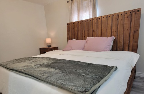 Omemee Cabaña | Cozy 3-bedroom cottage with hot tub & gaming room.