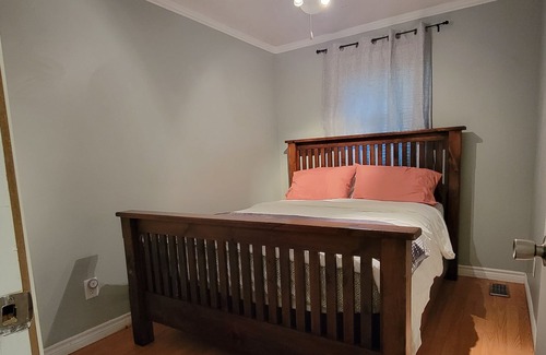 Omemee Cabaña | Cozy 3-bedroom cottage with hot tub & gaming room.