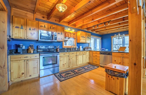 Waynesville Cabina | Cozy 3-bedroom cabin in welcoming Waynesville with WiFi, AC