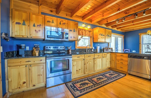 Waynesville Cabina | Cozy 3-bedroom cabin in welcoming Waynesville with WiFi, AC