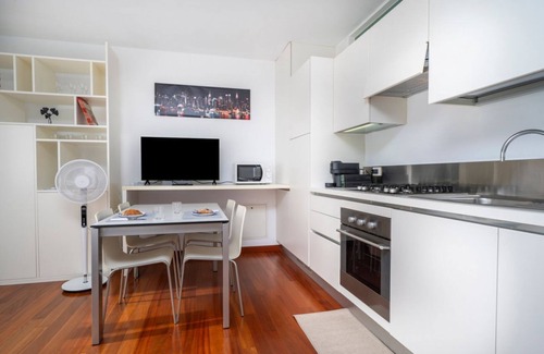 Udine Apartamento | Cozy 38 sqm apartment for 2 people, located near the Porta di Aquileia in Udine. It features a reserved covered parking space for guests, offering comfort and convenience. The area is rich in history and charm, just steps away from Udine's historic cente