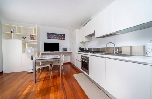 Udine Apartamento | Cozy 38 sqm apartment for 2 people, located near the Porta di Aquileia in Udine. It features a reserved covered parking space for guests, offering comfort and convenience. The area is rich in history and charm, just steps away from Udine's historic cente