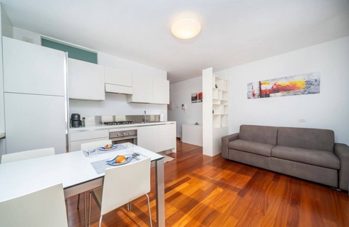 Udine Apartamento | Cozy 38 sqm apartment for 2 people, located near the Porta di Aquileia in Udine. It features a reserved covered parking space for guests, offering comfort and convenience. The area is rich in history and charm, just steps away from Udine's historic cente