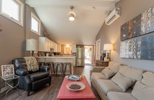 Victoria Road Cabaña | Cozy 4 Season Cottage by Balsam Lake