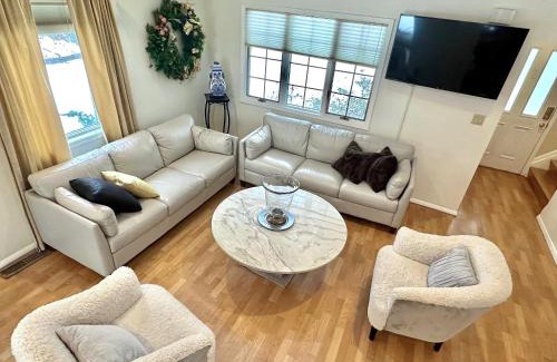 Port Washington Casa | Cozy 4BR 3BA Home- Train to NYC, USOpen, CitiField Mets, Walk to Harbor & Golf