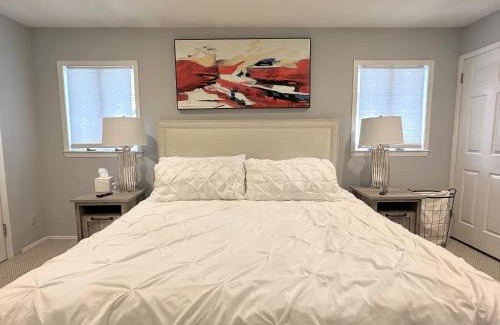 Port Washington Casa | Cozy 4BR 3BA Home- Train to NYC, USOpen, CitiField Mets, Walk to Harbor & Golf