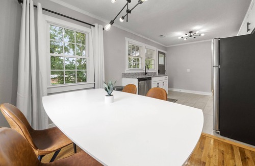 Warm Springs Cabaña | Cozy 4BR Cottage in Downtown Warm Springs