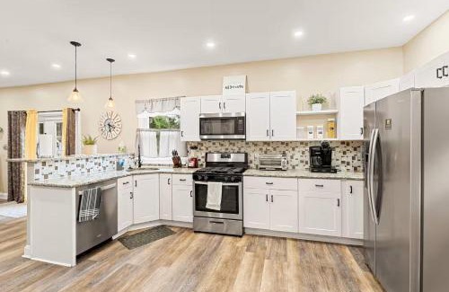 East Lansdowne Casa | Cozy 4BR Home, Sleeps 12, Near PHL, Eagles Field, UPENN, Fast Wi-Fi, Queen Bed, Parking