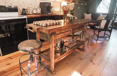 Cullowhee Cabina | Cozy A-Frame ~10 min to Cashiers - Pet Friendly, Firepit, + Hot tub!