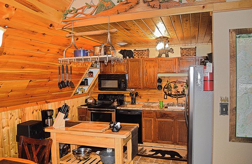 Chalet Village Cabaña | Cozy A-Frame Cabin w/ Hot Tub 3 Min to Downtown