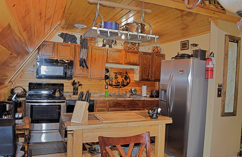 Chalet Village Cabaña | Cozy A-Frame Cabin w/ Hot Tub 3 Min to Downtown
