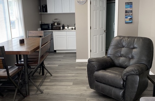 Aldenville Apartamento | Cozy All Season Lake Front Apartment