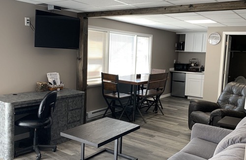 Aldenville Apartamento | Cozy All Season Lake Front Apartment