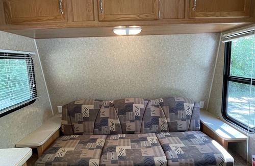 Campbellsport Alquiler De RV | Cozy and Quiet Camper at Camp Northern Lights!