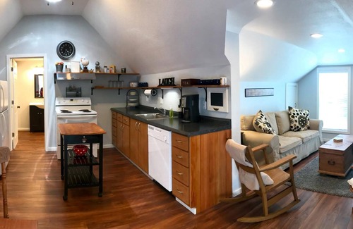 Newberg Apartamento | Acogedor y espacioso apartamento nuevo en una casa histórica en el corazón de Newberg