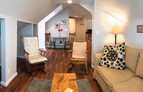 Newberg Apartamento | Acogedor y espacioso apartamento nuevo en una casa histórica en el corazón de Newberg