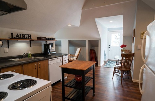 Newberg Apartamento | Acogedor y espacioso apartamento nuevo en una casa histórica en el corazón de Newberg