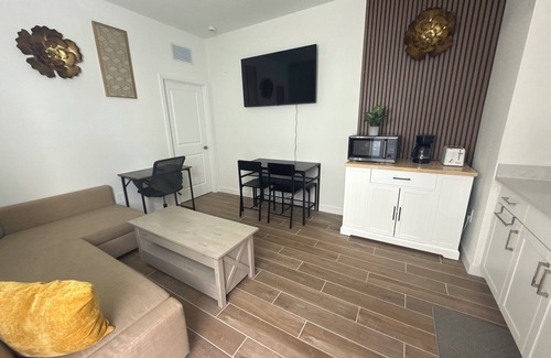 Homestead Apartamento | Cozy Apartment/Efficiency in tranquil Homestead with AC, WiFi, private entrance