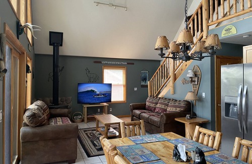 Lake Arrowhead Chalet De Esquí | Bear's Den Lakefront Chalet w / Jacuzzi Kayaks PaddleBoat WiFi A / C Golf Trineo de esquí !!