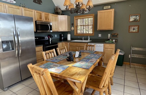 Lake Arrowhead Chalet De Esquí | Bear's Den Lakefront Chalet w / Jacuzzi Kayaks PaddleBoat WiFi A / C Golf Trineo de esquí !!