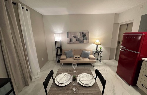 Orlando Apartamento | Cozy, beautiful studio apartment perfect for weekend getaways for couples.